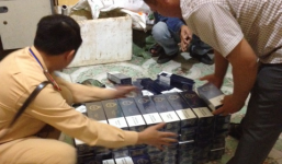 Cảnh sát giao thông bắt xe khách vận chuyển gần 1.000 gói thuốc lá lậu